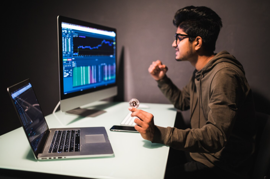 AI-driven investing supported by real-time market data and human decision-making